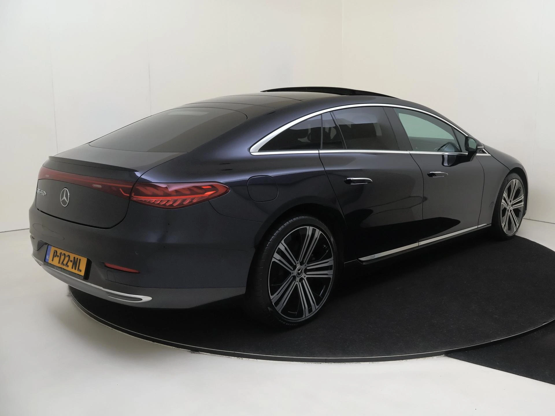 Mercedes-Benz-EQS-image-3