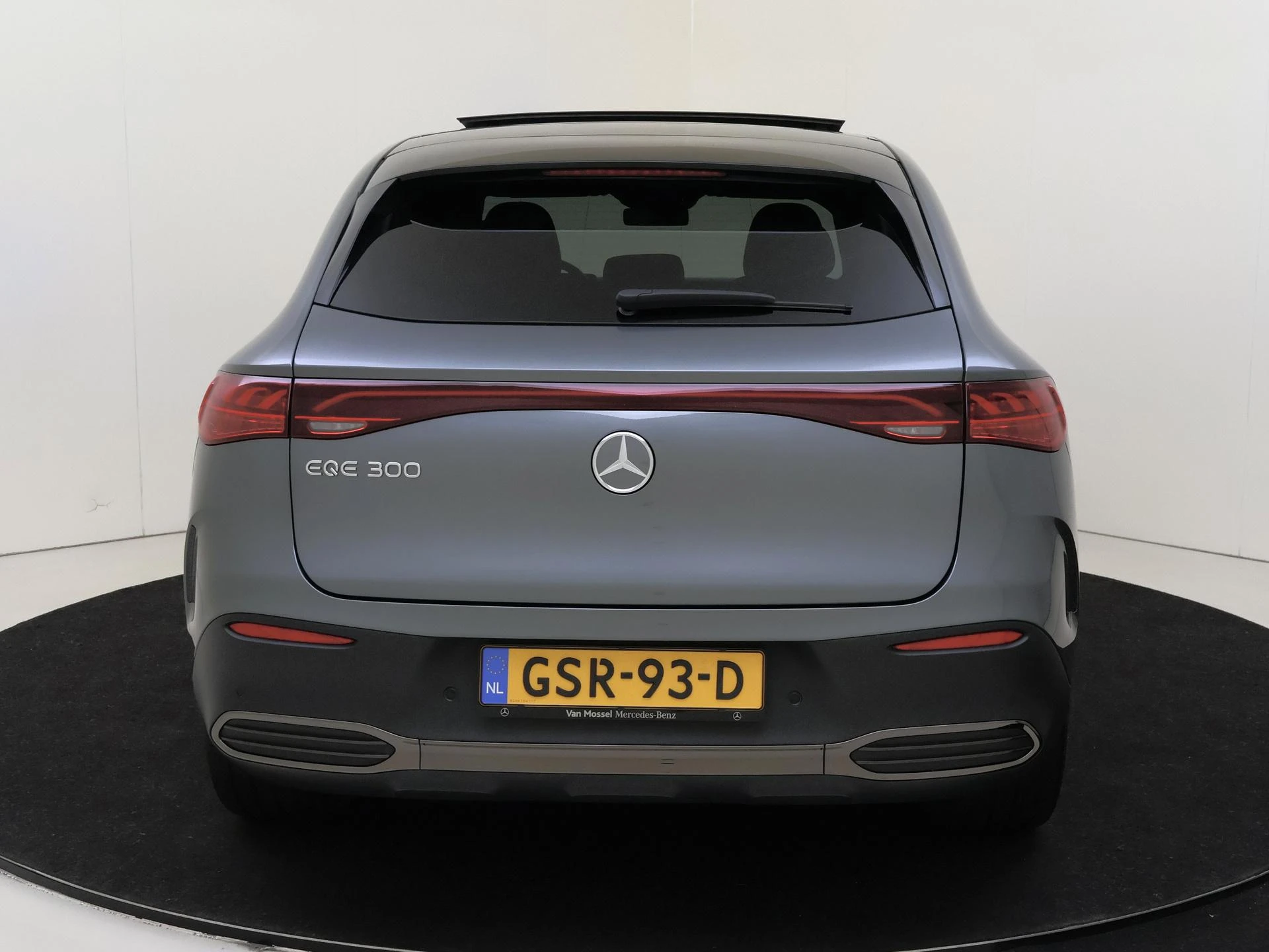 Mercedes-Benz-EQE-image-6