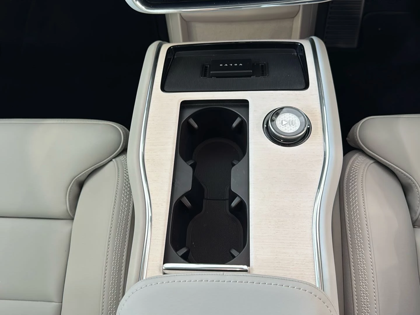 Volvo EX90, image 12