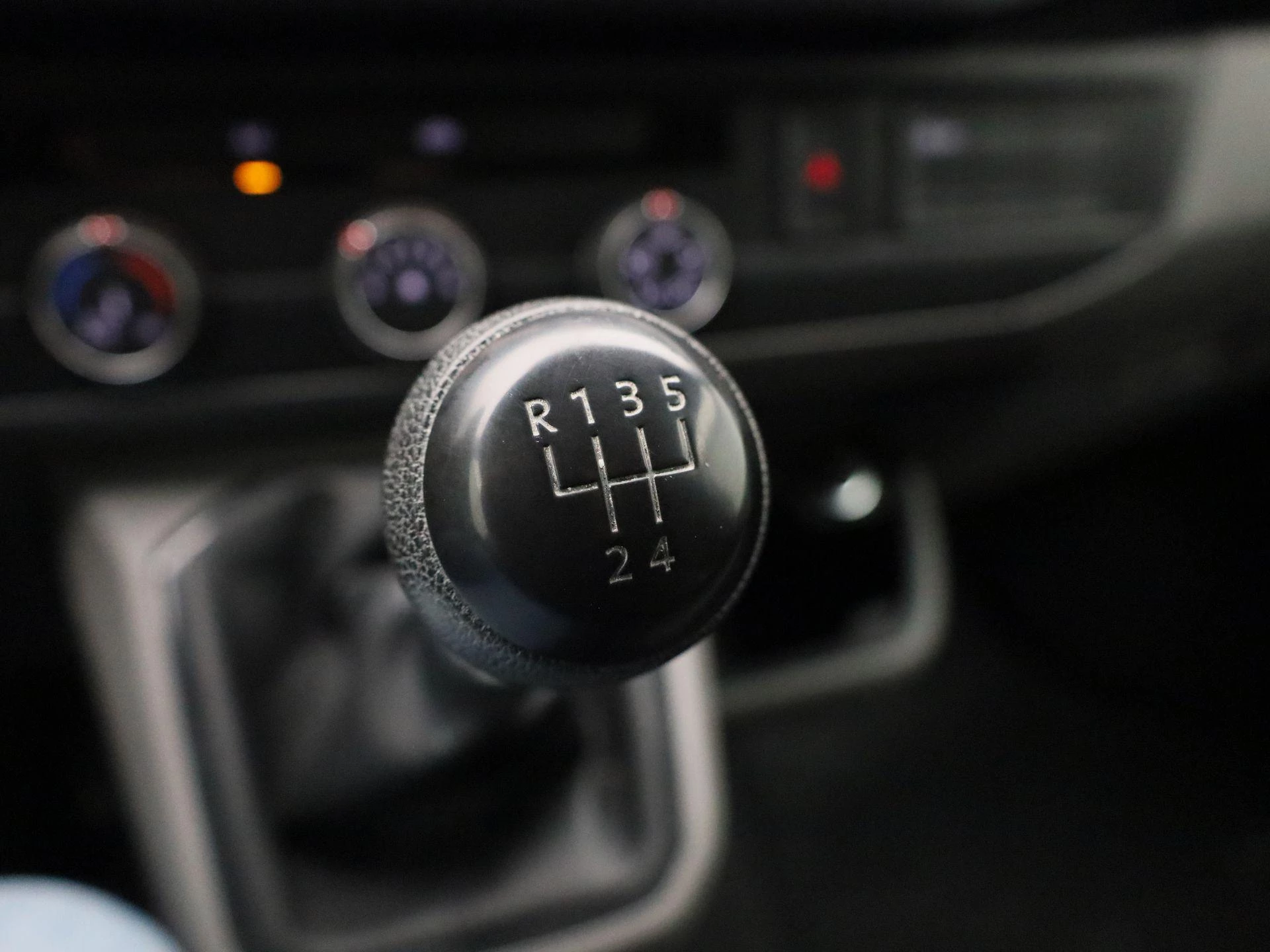 Volkswagen-Transporter-image-12